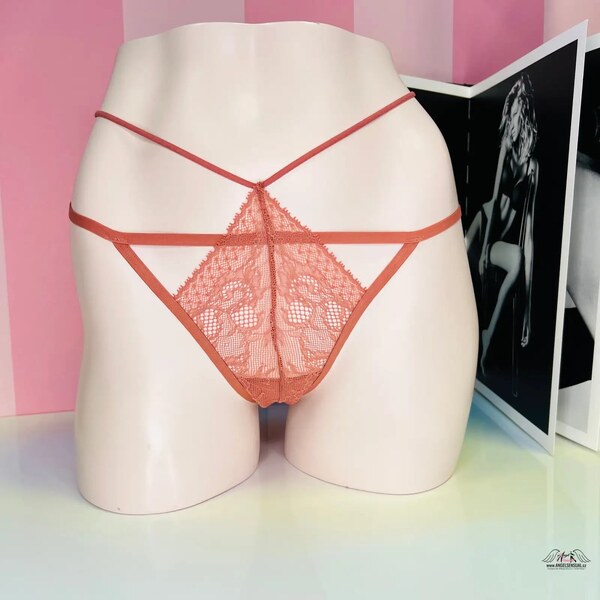 Victorias Secret Elegancia a hravosť v krajkových tangách so šnúrkou 46574588