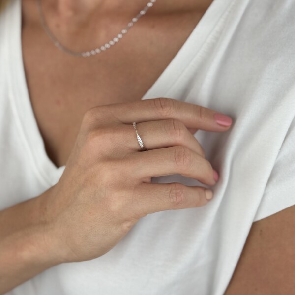 MAJYA Strieborný nastaviteľný prsteň s kamienkom BELLA 10331 64581493