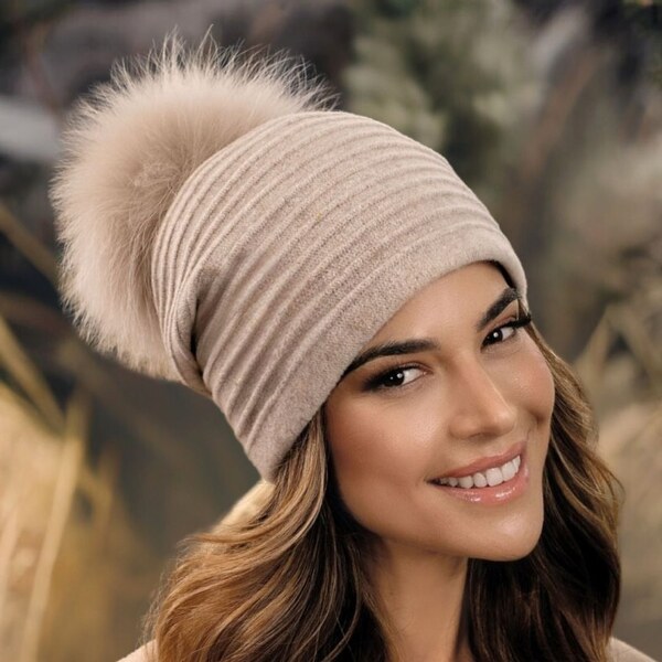 Krumlovanka Dámska zimná čiapka s brmbolcom - béžová W-0808/960BB 65298621