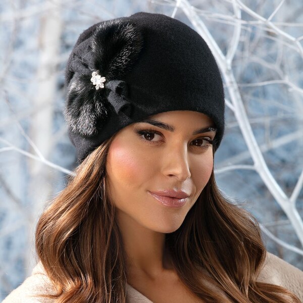 Dámska zimná čiapka Krumlovanka - 100% vlna, čierna s kožušinou W-0883 65300599