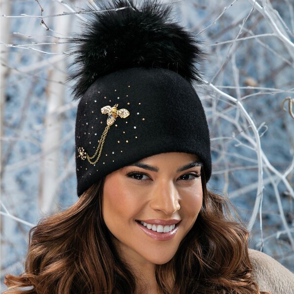 Krumlovanka Dámska zimná čierna čiapka s brmbolcom a brošňou včielky - 65361940