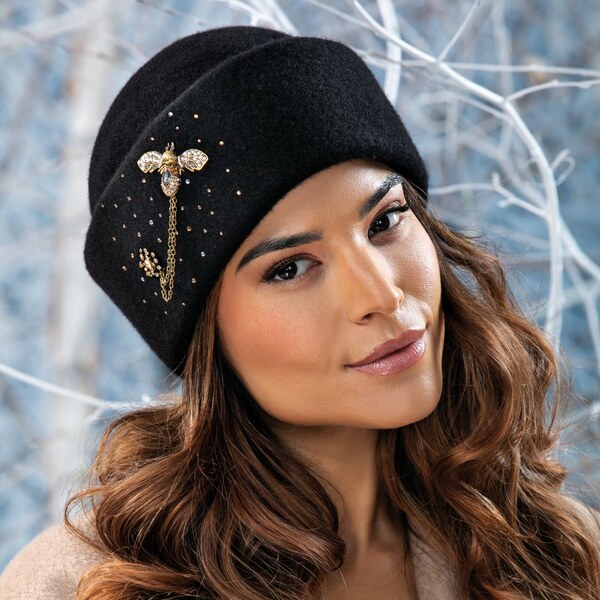 KRUMLOVANKA Zimná dámska čierna čiapka s brošňou včielky od 65361941