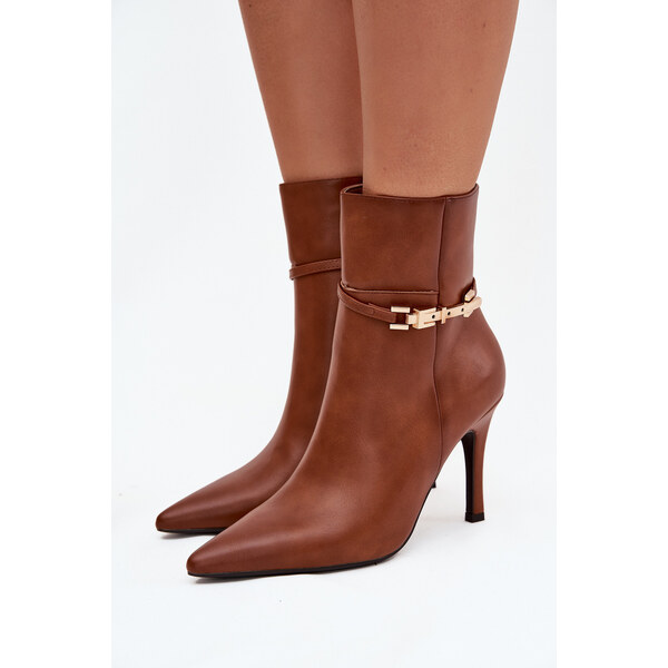 Boto Dámske čižmy na podpätku s remienkom a zlatým prvkom izolované 65419172