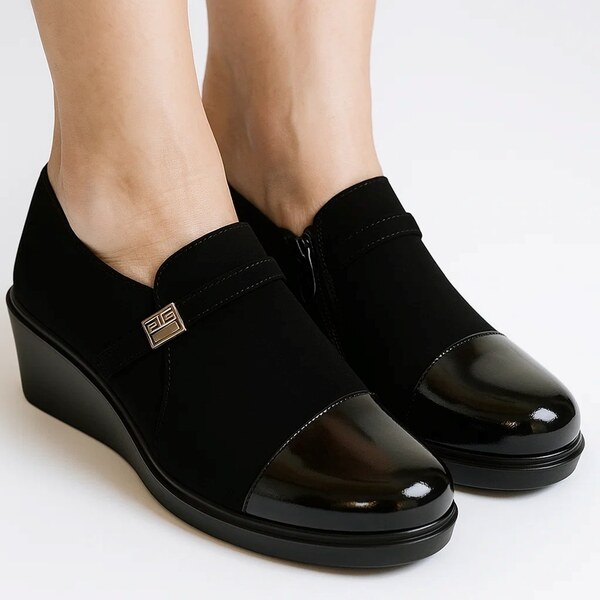 COMER Dámske čierne topánky na klinovom podpätku REWORA 65407739