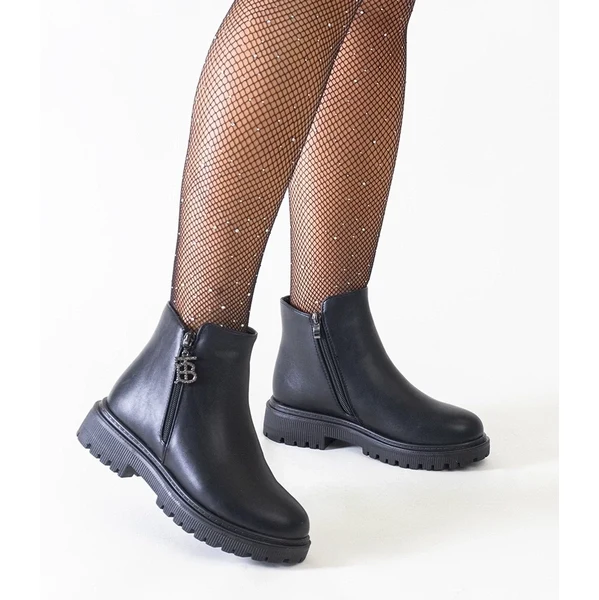 Gemre Čierne botky s ozdobnou príveskou na platforme z eko kože Melane 65418415