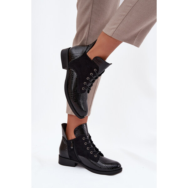 Lakované dámske členkové topánky s dekoratívnym vtlačením izolované 65419159