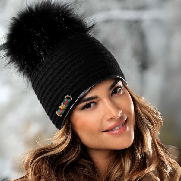 KRUMLOVANKA Čierna vlnená čiapka s brmbolcom a so sťahovacím pásikom W 65423614