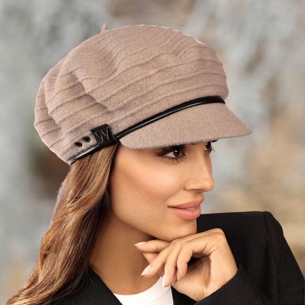 Krumlovanka Dámska zimná čiapka so šiltom béžová zo 100% vlny s 65460009