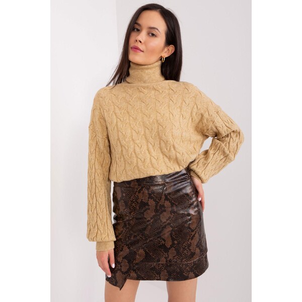 MladaModa Rolákový sveter s vrkočovým vzorom model 34807 farba camel 65626563