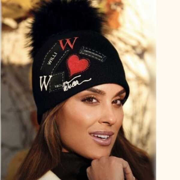 KRUMLOVANKA Dámska čiapka brmbolcom W-0423/018 čierna 60532856