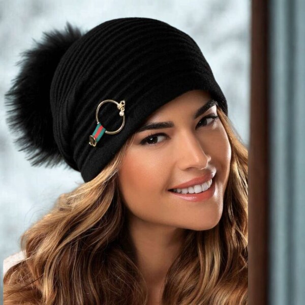 KRUMLOVANKA Zimná dámska čiapka s brmbolcom W-0649/018 čierna 65588044