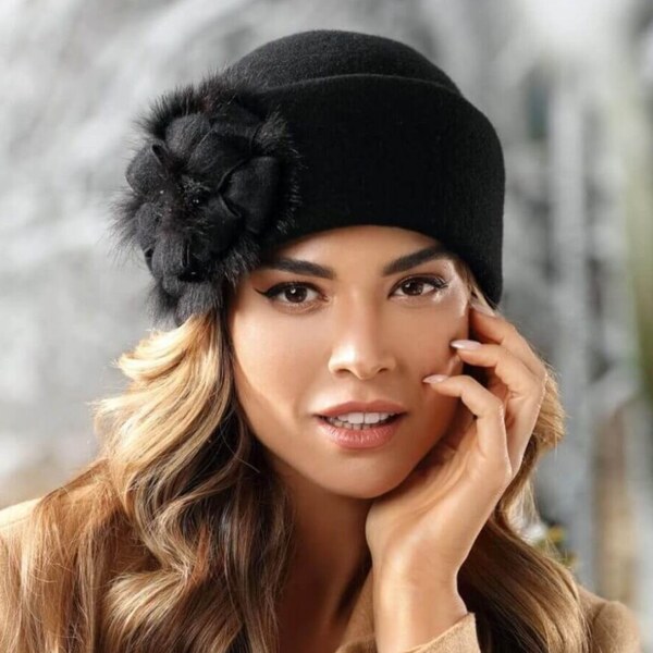 KRUMLOVANKA Dámska vlnená čiapka s kvetom W-0583/018 čierna 65596899