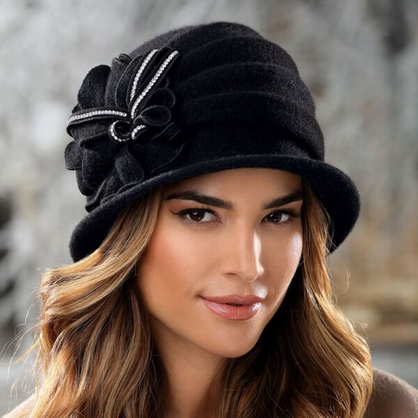 KRUMLOVANKA Elegantný dámsky zimný klobúk W-0636/018 čierny 63788221