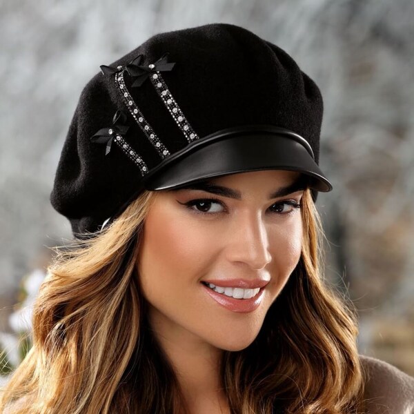 KRUMLOVANKA Čierna zimná čiapka so šiltom zdobená tromi pásikmi W-0737 65597026