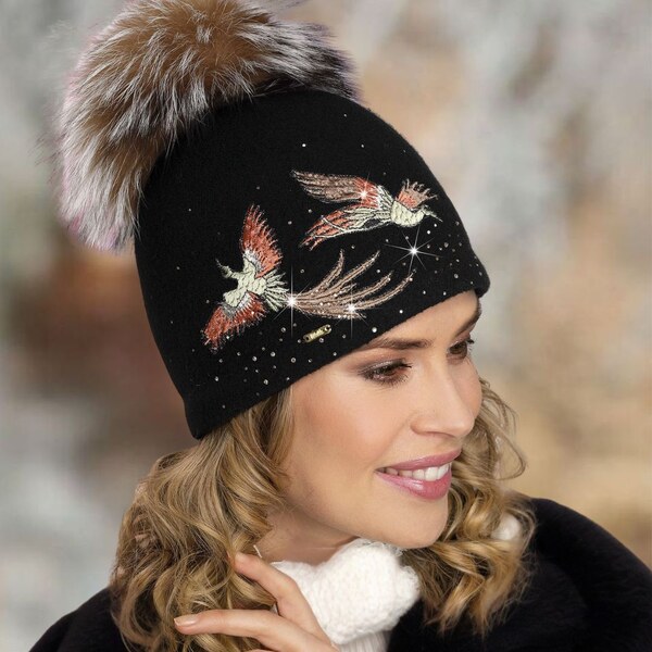 KRUMLOVANKA Dámska čiapka s brmbolcom W-0202/018 čierna 60532843