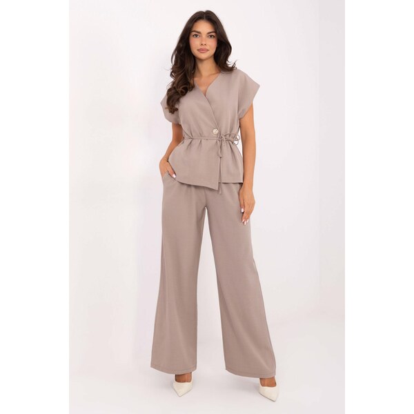 MladaModa Elegantný komplet nohavíc a vesty s viazaním v páse model 65780865