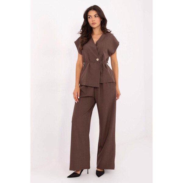 MladaModa Elegantný komplet nohavíc a vesty s viazaním v páse model 65780866