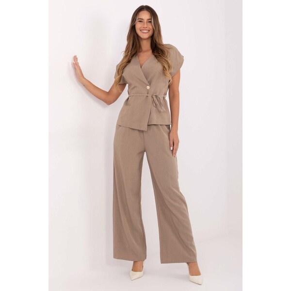 MladaModa Elegantný komplet nohavíc a vesty s viazaním v páse model 65780869