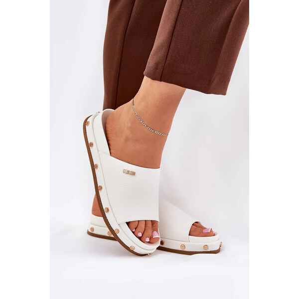 Big Star Shoes Dámske papuče na platforme s cvočkami Big Star - biele 64729087