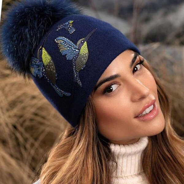 KRUMLOVANKA Dámska čiapka s brmbolcom W-0185/161 tmavo modrá 66069528