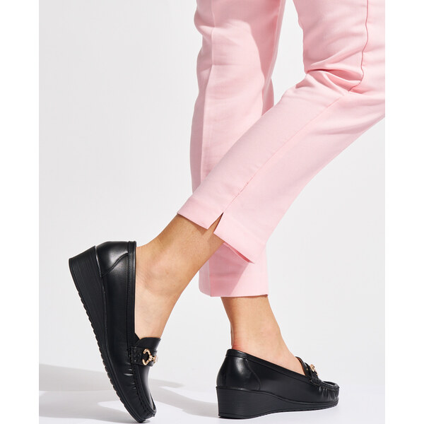 SHELOVET Čierne dámske mokasíny na kline so zlatou ozdobou JU065B 66148739