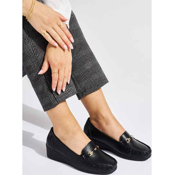 SHELOVET Čierne dierkované mokasíny na nízkom kline VRA-765NE 66148771