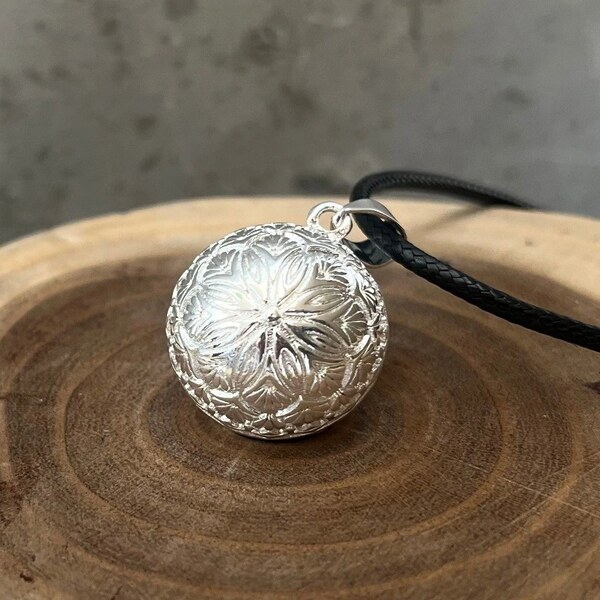 MUMMY BELL Dlhý dámsky náhrdelník s postriebrenou rolničkou Flora 66591230