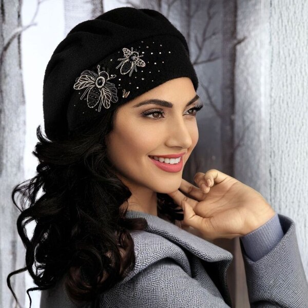 KRUMLOVANKA Dámska čiapka W-0207/018 čierna 60532851