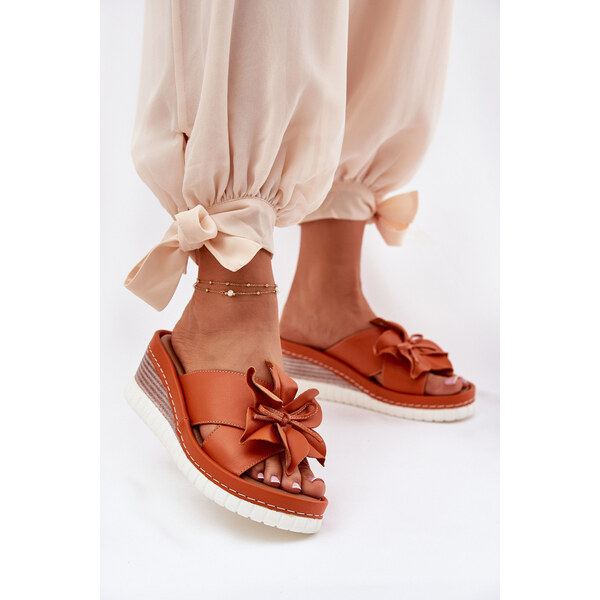 Skórzane Klapki Damskie Na Koturnie Z Ozdobnym Kwiatem Artiker 52C0505 66662557