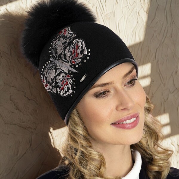 KRUMLOVANKA Dámska čiapka s brmbolcom W-0432/018 čierna 60532858