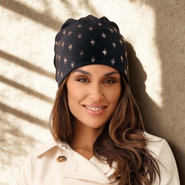 KRUMLOVANKA Dámska bavlnená čiapka s bižutériou W-0634/018 čierna 66489212