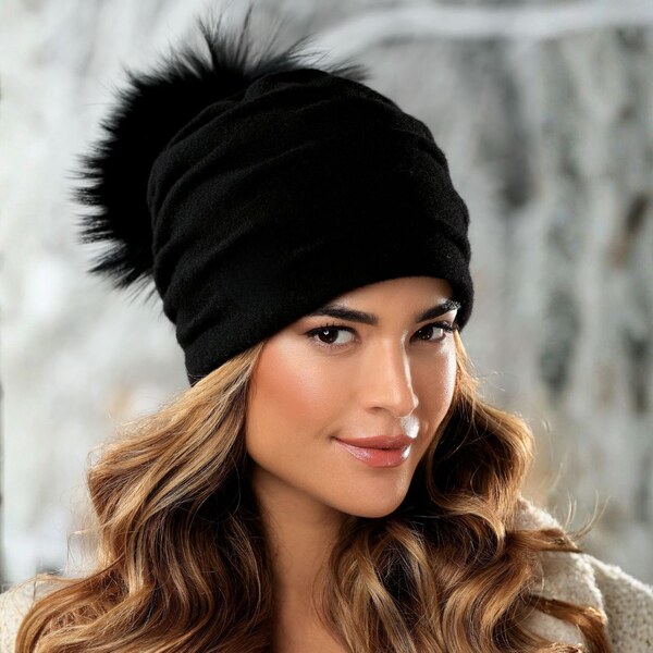 KRUMLOVANKA Zimná čierna čiapka s brmbolcom a podšívkou 100% Wool W 60745381
