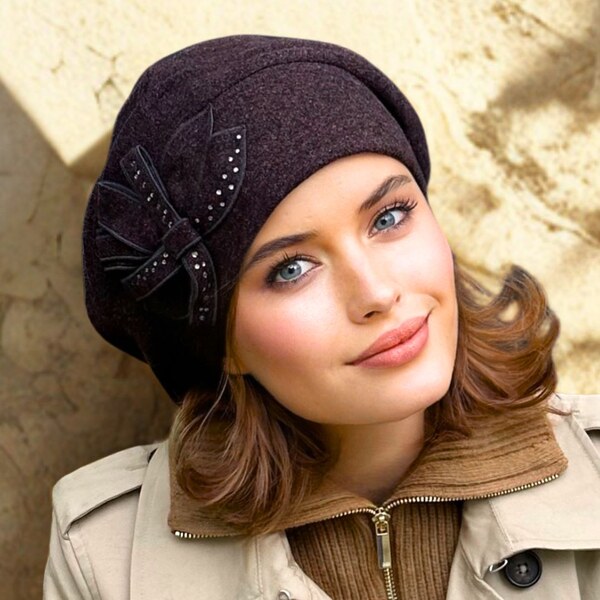 KRUMLOVANKA Bordó čiapka s mašličkou a bižutériou podšitá flísom W 66631324