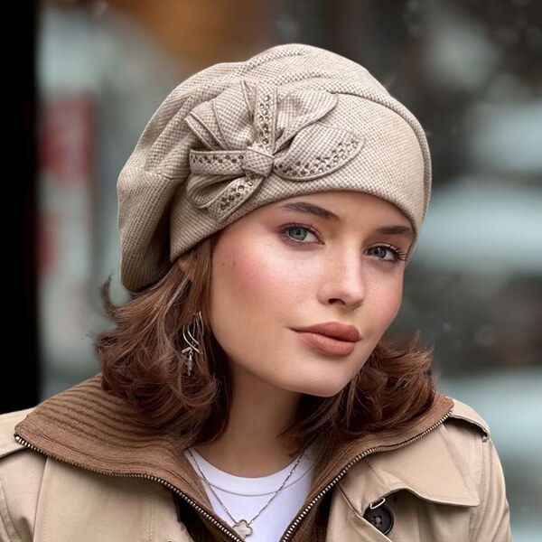 KRUMLOVANKA Béžová čiapka s mašličkou a bižutériou podšitá flísom W 66666707