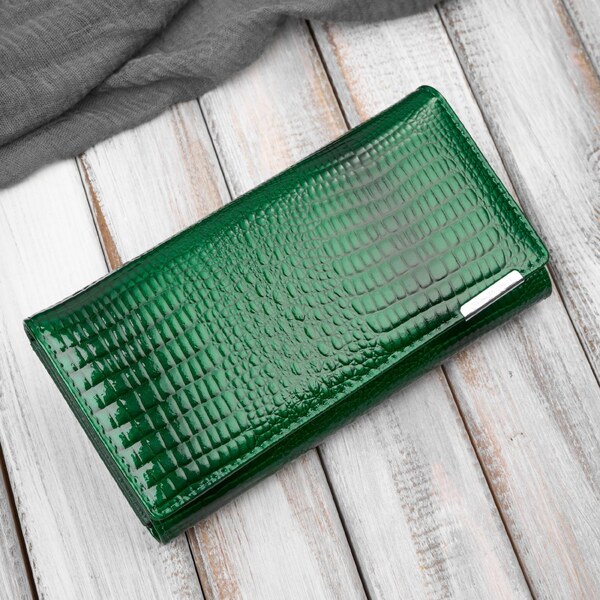 Jennifer Jones Dámska lakovaná peňaženka s krokodílím reliéfom | 66676014