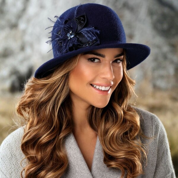 Krumlovanka Zimný modrý dámsky klobúk zdobený kvetom 100% vlna 66786955