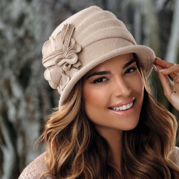 KRUMLOVANKA Elegantný dámsky zimný klobúk W-0636/284 béžový 66882162