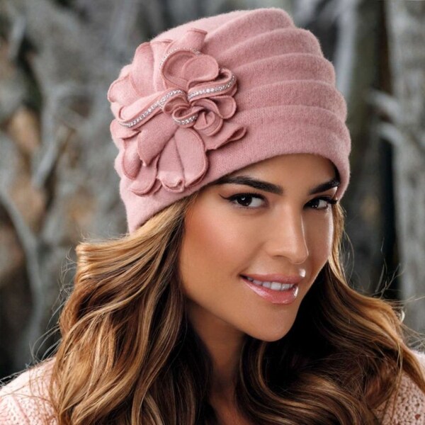 KRUMLOVANKA Elegantná dámska zimná čiapka W-0665/375 svetlo 66882163