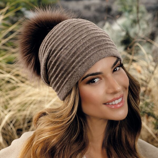 Krumlovanka Hnedá zimná čiapka s brmbolcom W-0808/690BB 66882165