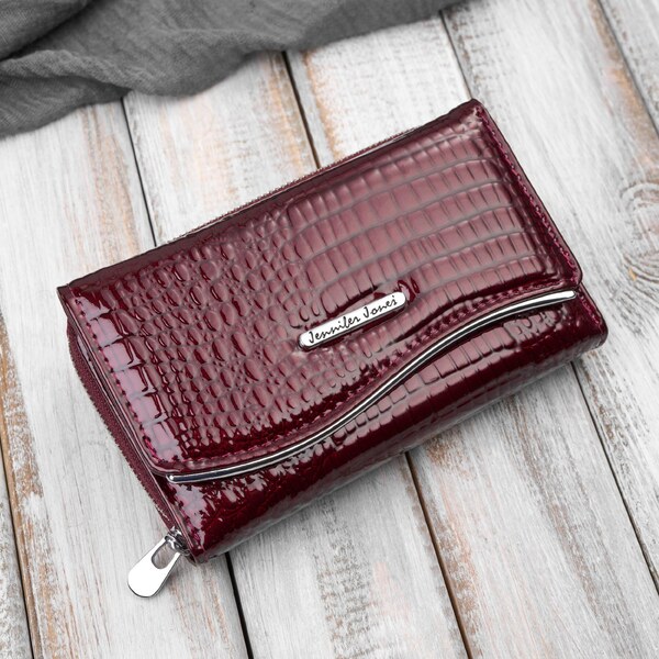 Jennifer Jones Dámska lakovaná kožená peňaženka s krokodílím vzorom | 66882536