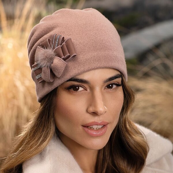 Krumlovanka Béžová dámska zimná čiapka so zdobením - 100% vlna W-0804 66925943