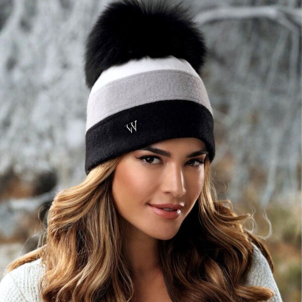 KRUMLOVANKA Trojfarebná zimná čiapka s brmbolcom W-0642/018 čierna 63773980