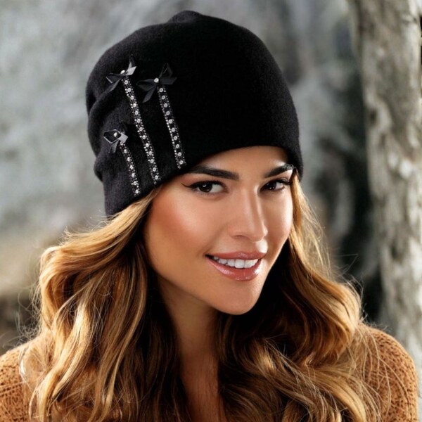 KRUMLOVANKA Čierna dámska čiapka zdobená tromi pásikmi W-0768/018 65423628