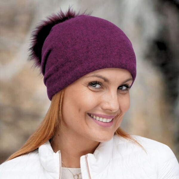 KRUMLOVANKA Dámska čiapka s brmbolcom W-0004/549M tm.fialová melange 67043049