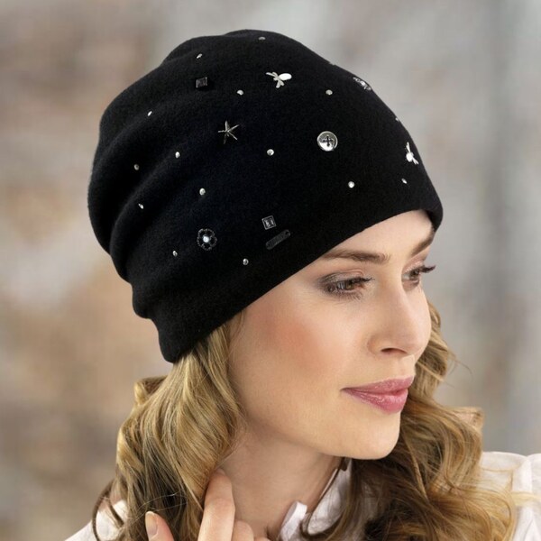 KRUMLOVANKA Dámska vlnená čiapka s kovovou bižutériou podšitá flísom W 67043054