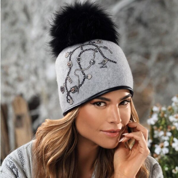 KRUMLOVANKA Dámska zimná čiapka s brmbolcom a zdobením W-0627/866 67048805