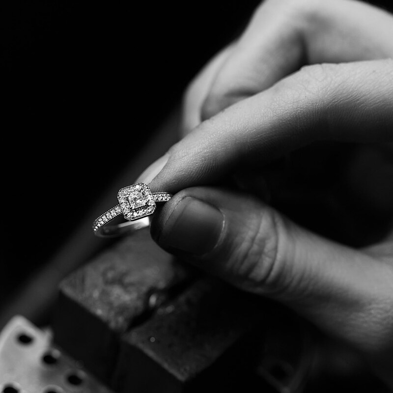 Diamantový zásnubný prsteň zo žltého zlata KLENOTA K0522013