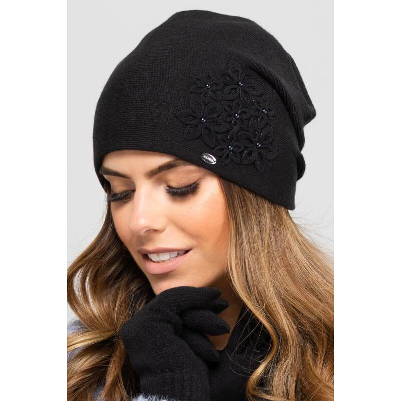 Kamea Čierna elegantná dámska čiapka s kvetinkami Malaga, Farba čierna 66262612