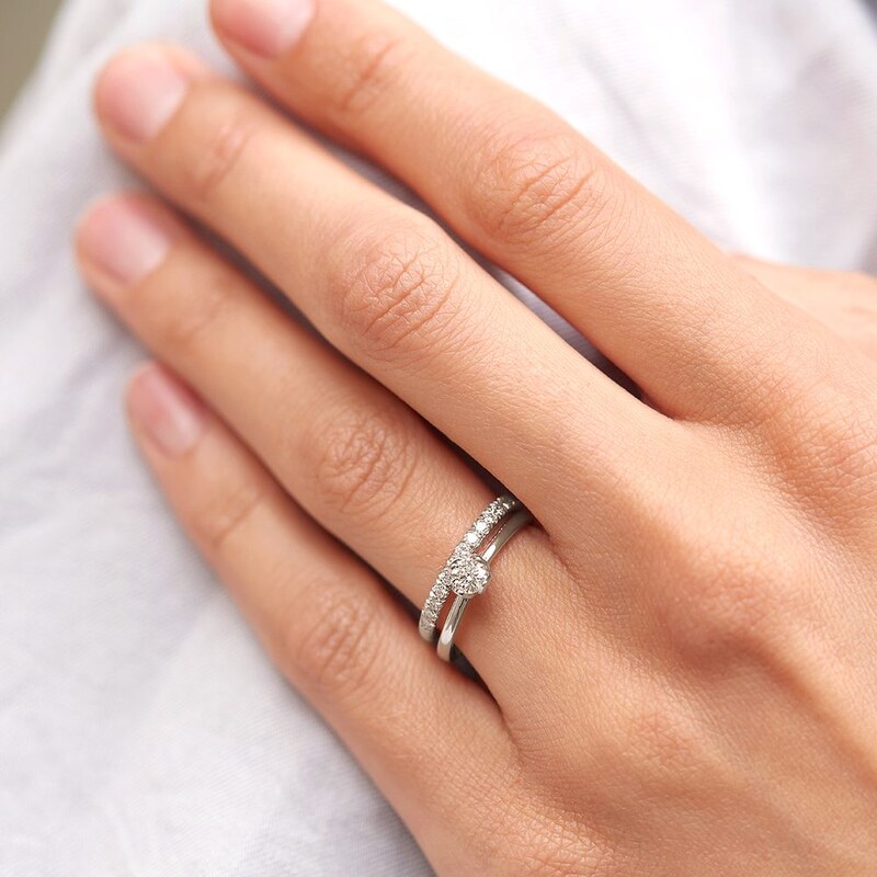 Svadobný a zásnubný prsteň z bieleho zlata s diamantmi KLENOTA S0386012