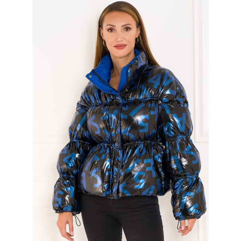 Due Linee Dámska krátka oversize metalická bunda s potlačou - modrá 19086916